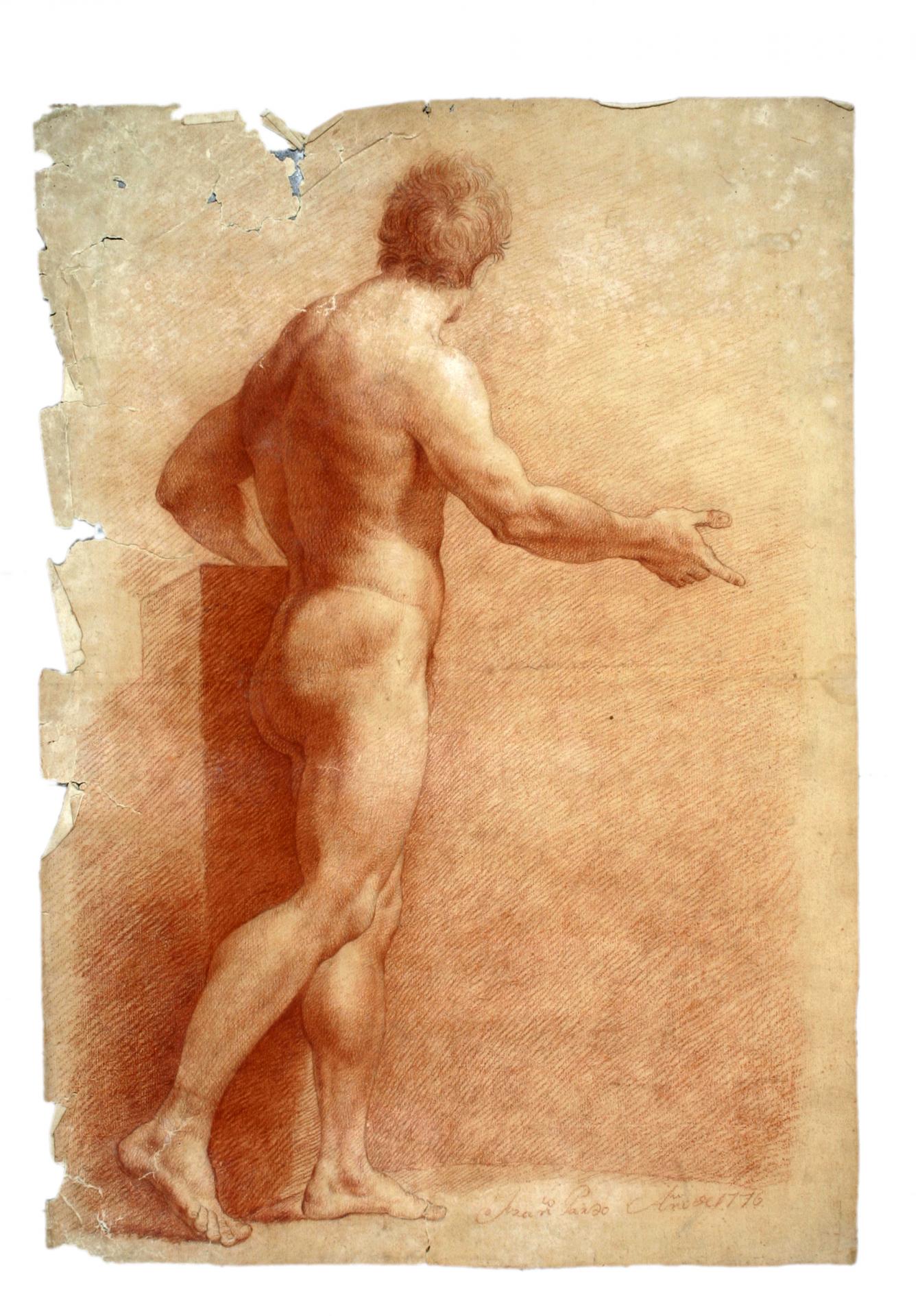 Hombre desnudo de pie y de perfil