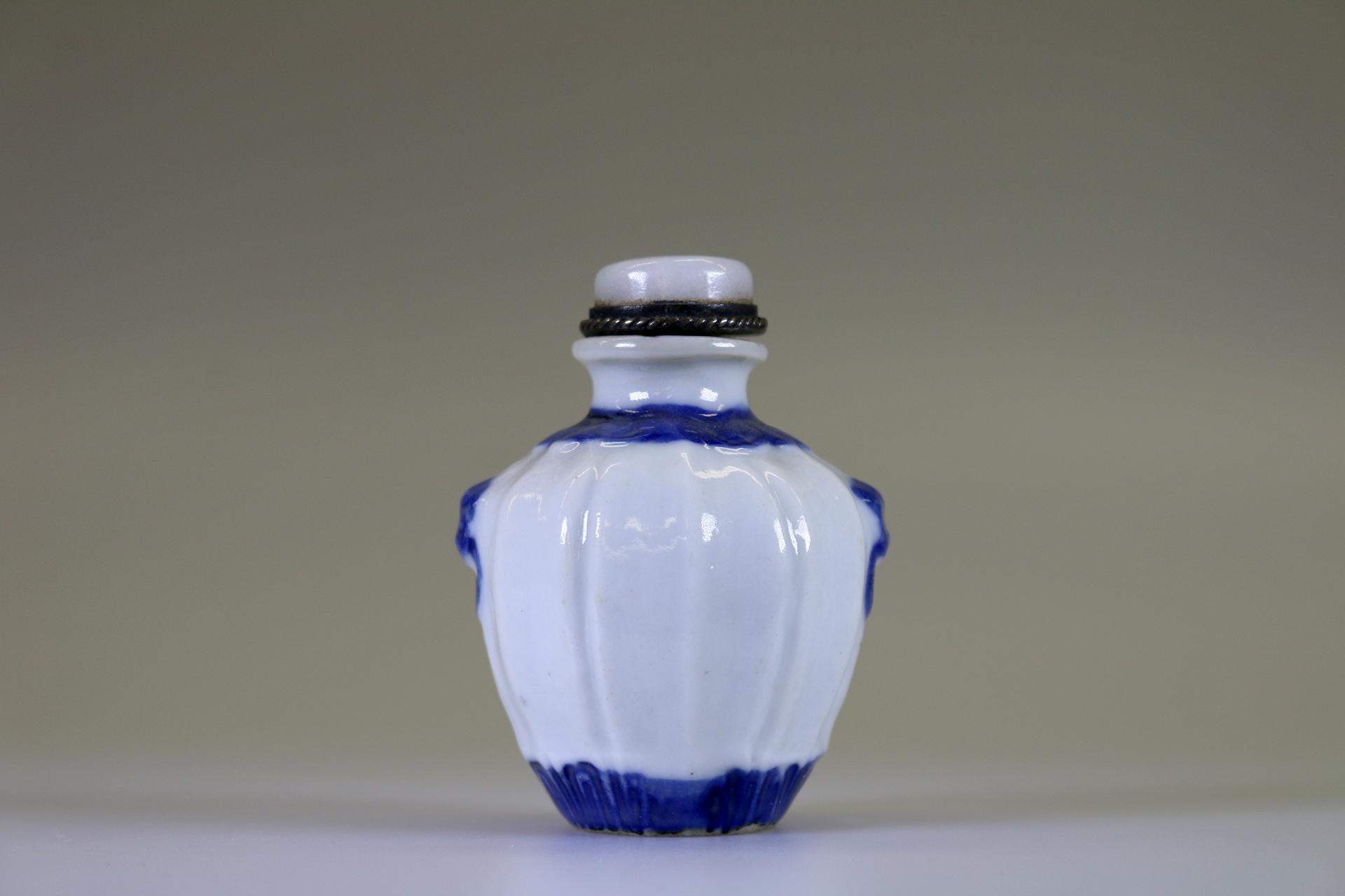 Tabaquera para tabaco rapé en porcelana blanca y azul con relieves