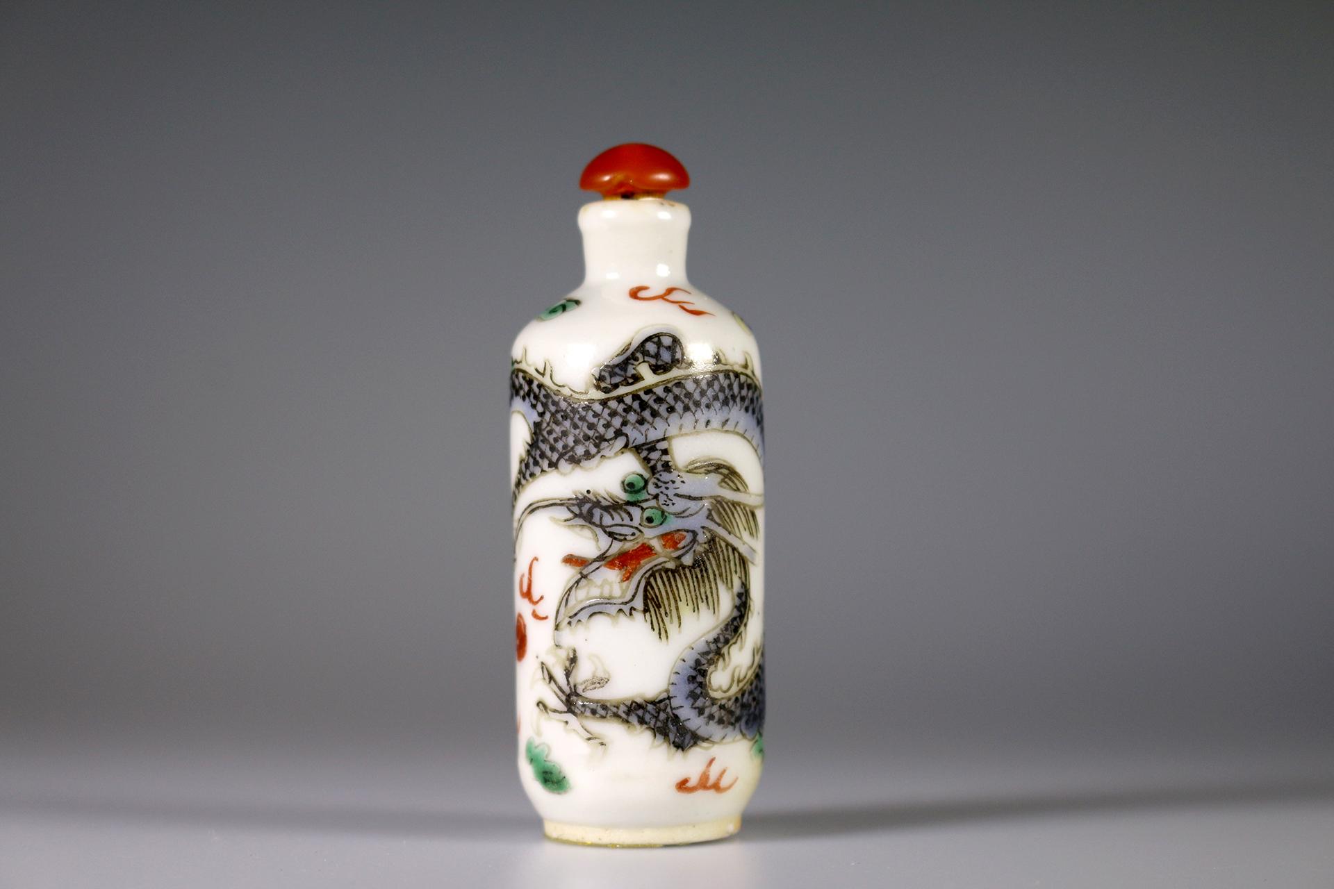 Tabaquera para rapé de porcelana esmaltada con dragón azul