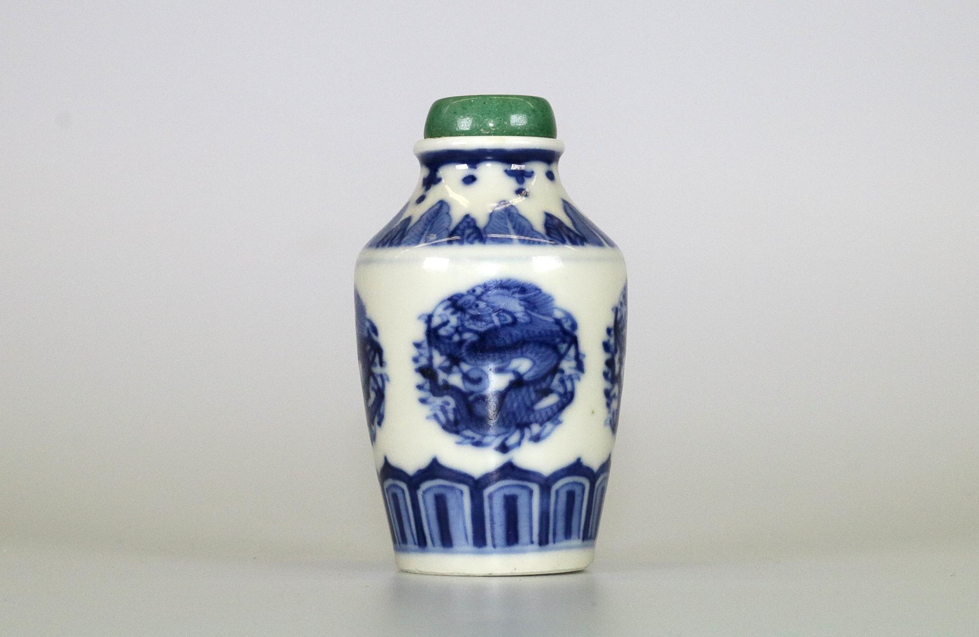 Tabaquera para tabaco rapé en porcelana con medallones de dragones