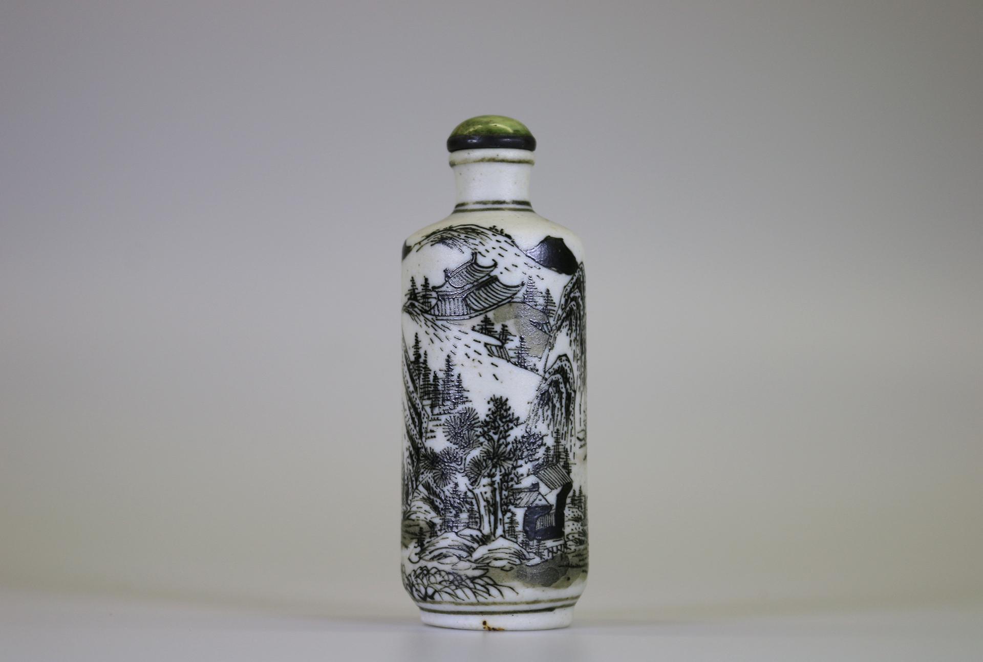 Tabaquera para tabaco rapé en porcelana con paisaje de montaña y pescador
